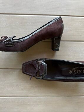 Tod's Timeless Classic Brown Suede Block Heel Loafers With Logo. Women’s EU 37